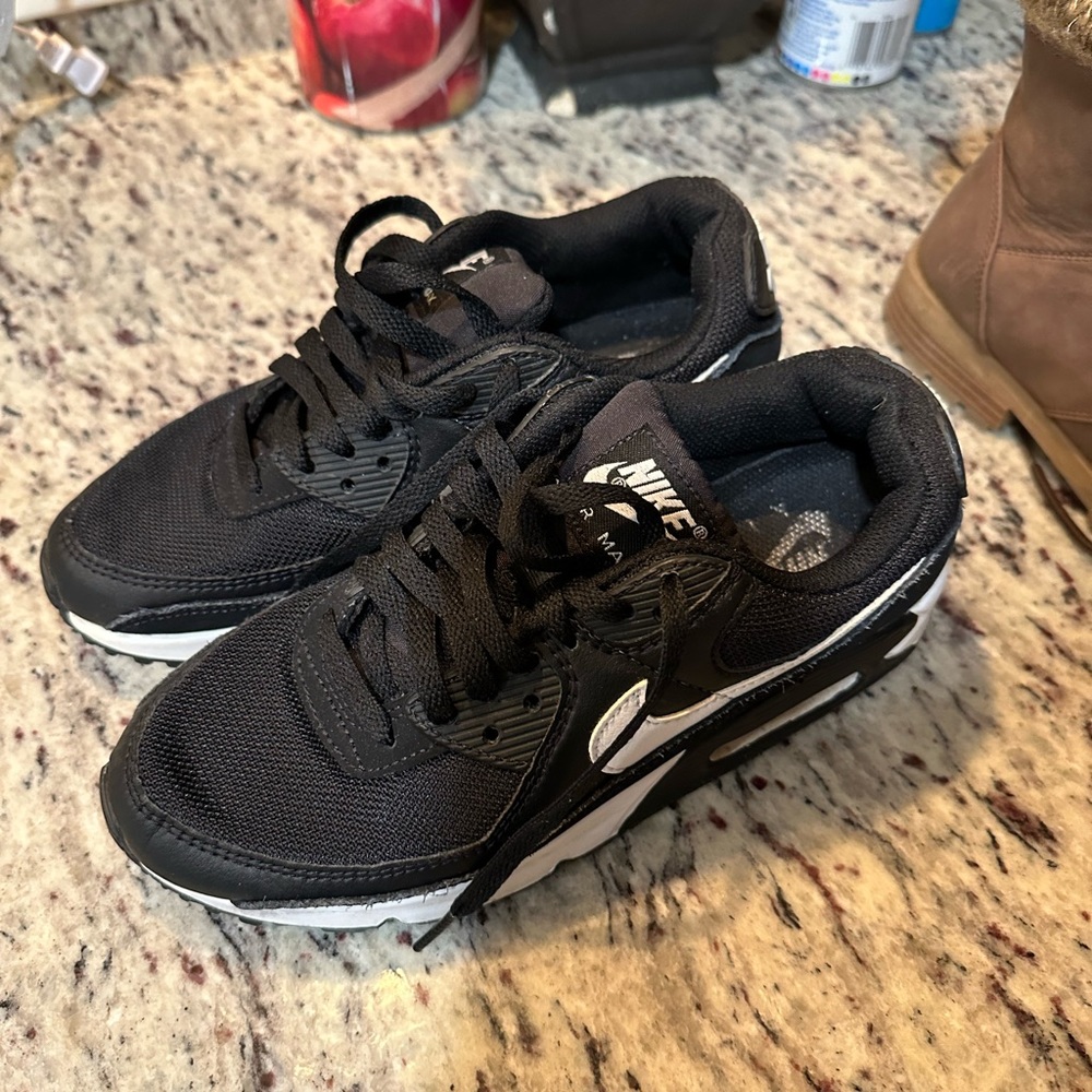 Women Nike Air Max in great condition (worn/used) asking for $50